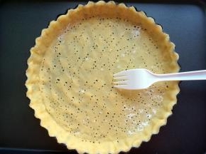 用叉子在底部扎洞。