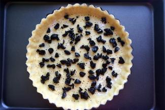 撒上切碎的黑橘子凉果。