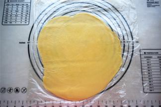 然后用同样的方法，跟底皮同样的食材份量再做一份派皮，用于覆盖馅料。