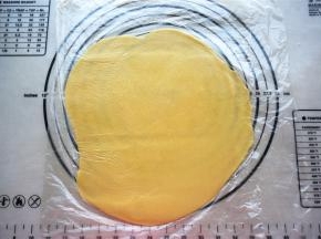 然后用同样的方法，跟底皮同样的食材份量再做一份派皮，用于覆盖馅料。