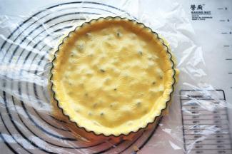 将擀开的派皮盖在馅料上，用手指按压边缘使其紧贴。