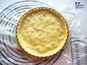 将擀开的派皮盖在馅料上，用手指按压边缘使其紧贴。