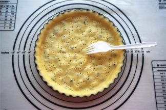 用叉子在全体扎洞，覆盖保鲜膜后放入冰箱冷藏1小时，使其松弛。