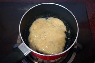 中小火熬煮，边煮边搅拌，直至锅中液体变成淡茶色，熄火。