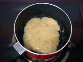 中小火熬煮，边煮边搅拌，直至锅中液体变成淡茶色，熄火。