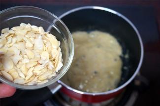 倒入杏仁片，拌均匀。