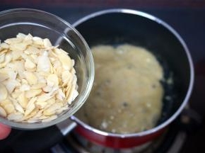 倒入杏仁片，拌均匀。