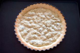 从烤箱取出烘烤了15分钟的派塔。