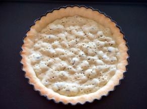 从烤箱取出烘烤了15分钟的派塔。