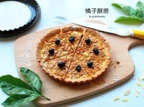 稍微冷却后脱模，撒上糖粉，用锯齿刀切块，待完全冷却后再吃。