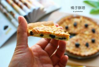 冷却后的橘子酥塔表面香脆，中间有橘子的微酸，还有派皮的酥松，口感丰富，味道多样，非常好吃。