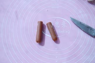 提前准备好火腿肠，对半切开