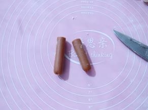 提前准备好火腿肠，对半切开