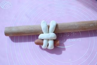 另一端也穿过去，把兔耳朵稍微捏一下