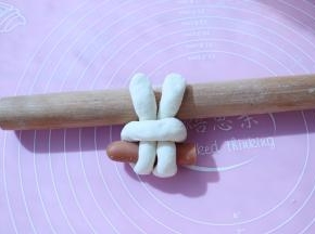 另一端也穿过去，把兔耳朵稍微捏一下
