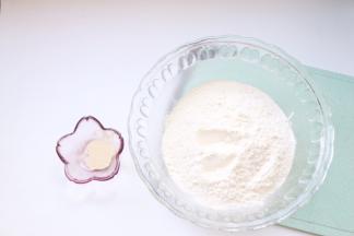 酵母和糖放入面粉中，温水多次放入揉成软硬适中的光滑面团，盖上保鲜膜进行第一次发酵