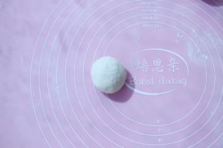 下面开始制作兔子馒头啦；取一个小面团揉成光滑的圆形
