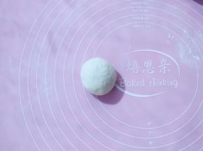 下面开始制作兔子馒头啦；取一个小面团揉成光滑的圆形