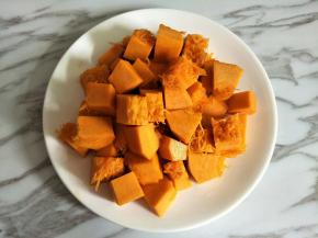 南瓜洗净去皮，切成方块