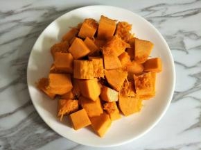 南瓜洗净去皮，切成方块