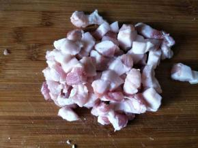 五花肉洗净切成肉粒