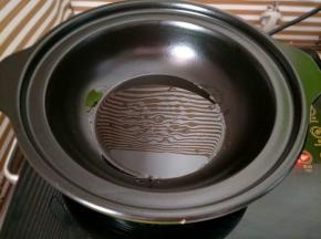 砂锅倒适量油烧热