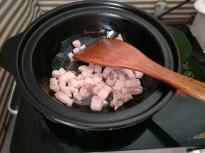 下入五花肉煸炒