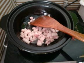 下入五花肉煸炒