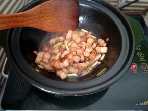 烹入适量老抽、蚝油炒出酱香味