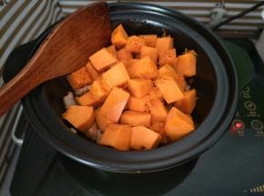 加入南瓜块翻炒