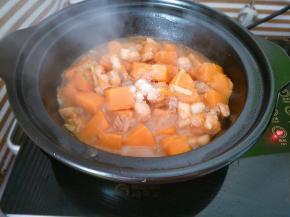 加入盐、糖调味