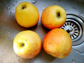 将苹果清洗干净