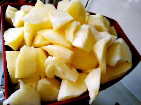 将苹果去核切小块