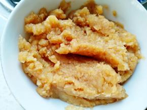 将果渣倒入碗中