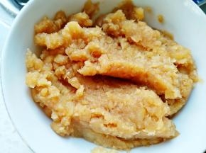 将果渣倒入碗中