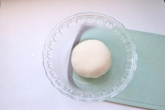 排尽空气揉成光滑的面团，用刀切一个面团切面是几乎无孔的哦