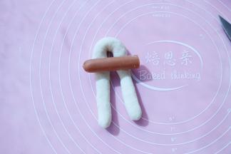 白色面细条弯曲如图放上火腿肠