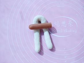 白色面细条弯曲如图放上火腿肠