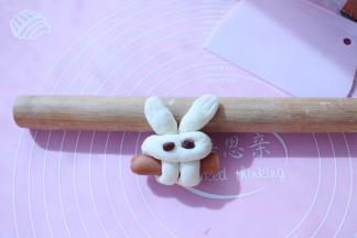 红豆点缀眼睛，兔耳朵压出纹路，全部做好二次发酵大约10分钟