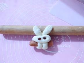 红豆点缀眼睛，兔耳朵压出纹路，全部做好二次发酵大约10分钟