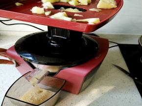 用原汁机搅苹果块