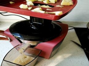 用原汁机搅苹果块