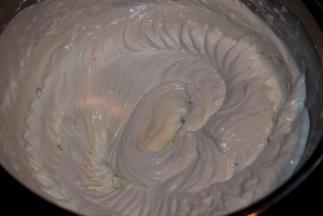 淡奶油加入10%的糖 打至硬性阶段