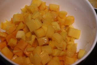 将芒果去皮后切块待用