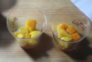 准备好幕斯杯，加入一些芒果