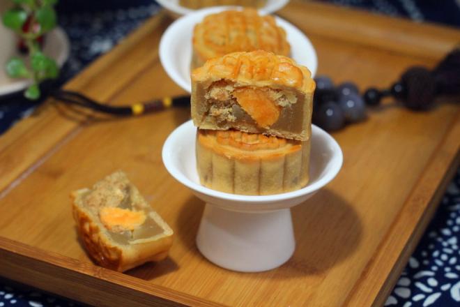 咸甜结合的莲蓉肉松蛋黄月饼