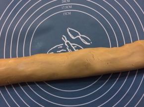 醒一个小时后，搓成长条，然后分成18克的小球，搓圆待用