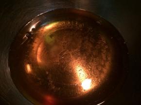 将枧水、糖浆、酥油倒进盘子里，用手抽拌均匀