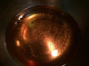 将枧水、糖浆、酥油倒进盘子里，用手抽拌均匀