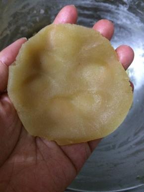 取一些莲蓉，按成饼状